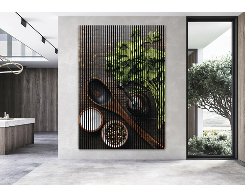 Tableau mural avec herbes aromatiques, épices et cuillère en bois dans un intérieur moderne