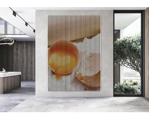 Tableau mural décoratif avec un motif abstrait dans une pièce lumineuse