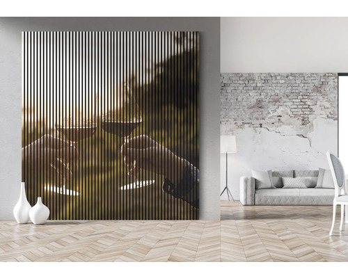 Panneau mural avec motif de deux verres à vin qui trinquent dans un salon