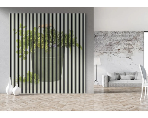 Tableau mural décoratif avec motif floral et aspect lames de bois dans un espace de vie lumineux.