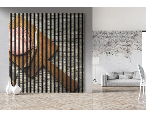 Panneau décoratif avec motif de saucisse sur une planche de bois dans une pièce à vivre.