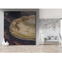 Tableau mural avec structure à lamelles et motif d''assiette dans un espace de vie moderne.