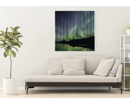 Dekoratives Wandbild mit vertikalen Linien und Landschaftsmotiv über einem Sofa