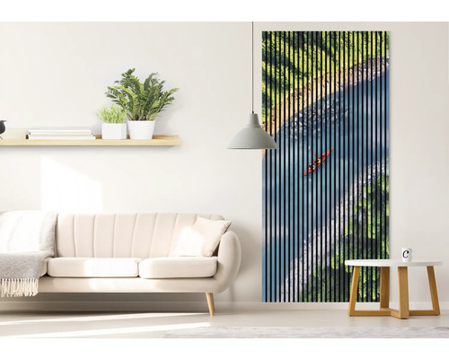 Salon avec canapé et panneau mural avec motif de kayakiste