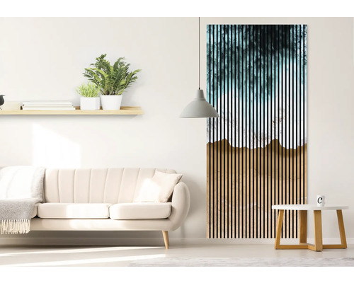 Salon avec canapé, table, lampe, étagère murale avec plantes et un panneau mural avec motif à rayures