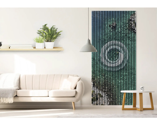 Salon avec canapé, table et panneau mural à motif graphique