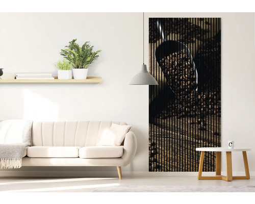 Salon avec canapé, table d''appoint, lampe et panneau acoustique avec motif de grains de café