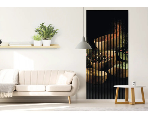 Salon avec canapé, table d''appoint et panneau mural avec motif de cuisine