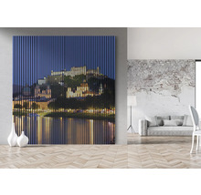 Tableau mural décoratif avec vue sur la ville et structure à lamelles de bois dans un espace de vie.