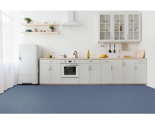 Helle Küche mit Küchenzeile, Kühlschrank und blauem Bodenbelag
