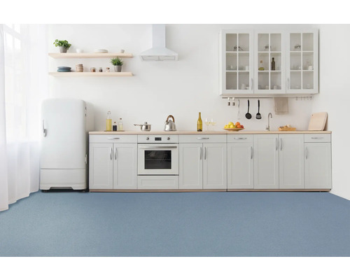 Cuisine claire avec cuisine intégrée, réfrigérateur et sol de cuisine