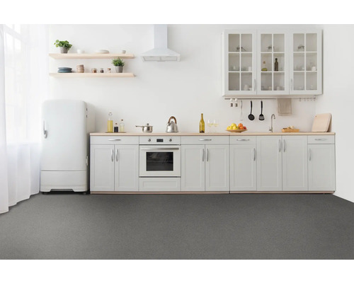 Cuisine claire avec armoires de cuisine, réfrigérateur, cuisinière, évier et étagères