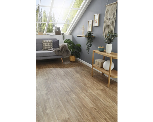 Pièce lumineuse avec sol stratifié, canapé et étagère en bois