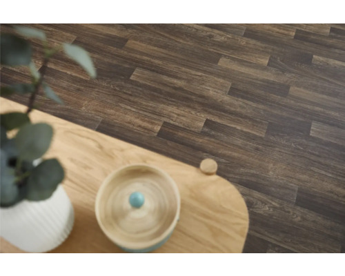 Sol stratifié marron dans un espace de vie.