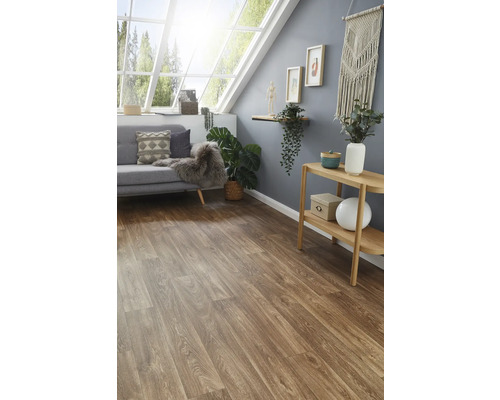 Pièce lumineuse avec plancher en bois, canapé et étagère en bois