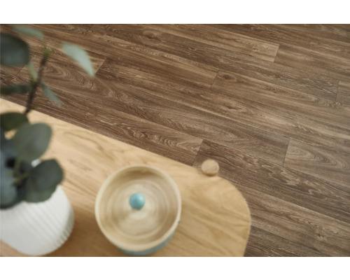 Stratifié brun aspect bois dans un intérieur