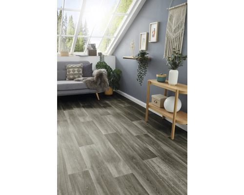 Salon avec sol en vinyle gris aspect bois, canapé et décoration