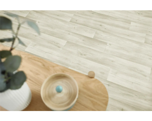 Heller Laminatboden mit Holzoptik in einem Raum mit Holztisch