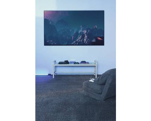 Wohnzimmer mit Fernseher, Spielkonsole und Sitzsack auf Teppich