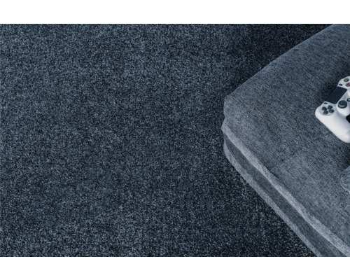 Nahaufnahme eines grauen Teppichs neben einem grauen Sofa