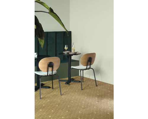 Szene mit zwei Stühlen an einem Tisch und einer grünen Sitzecke