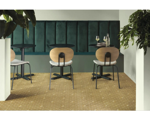 Raumansicht mit Tischen, Stühlen und grüner Sitzbank