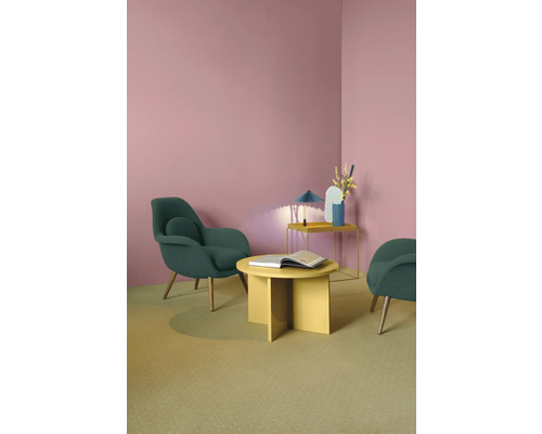 Helles Wohnzimmer mit zwei Sesseln, rundem Tisch und Teppich