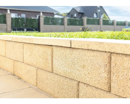 Gros plan d''un mur de jardin fait de blocs de béton avec couverture.