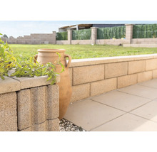 Muret de jardin en blocs de béton avec amphore décorative