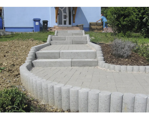 Escalier extérieur avec pavés et palissades dans le jardin