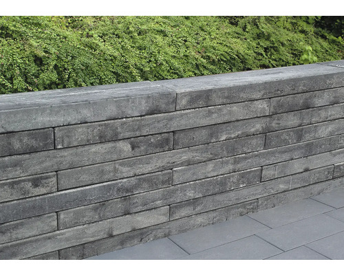 Mur en blocs de béton dans le jardin.