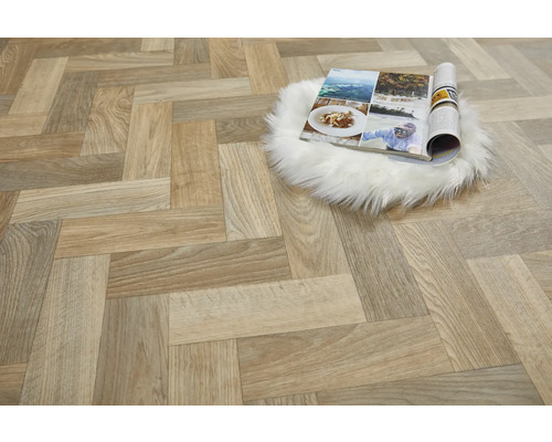 Verlegter Boden in Fischgrätoptik und ein offenes Magazin auf einem Fellteppich