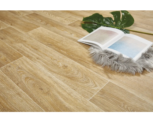 Verlegtes Laminat mit Holzoptik, Buch und Dekoration