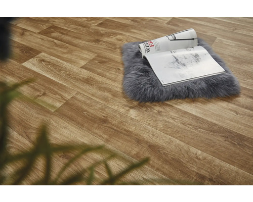 Dekorativer Bodenbelag in Holzoptik mit Zeitschrift auf Teppich