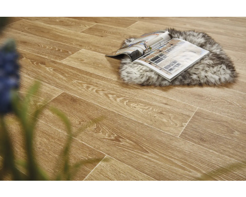 Sol posé avec aspect bois, avec magazine et tapis en peau de mouton