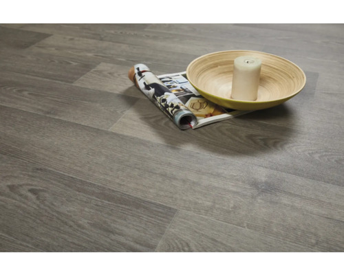 Bodenbelag in Holzoptik mit Zeitschrift und Dekoschale