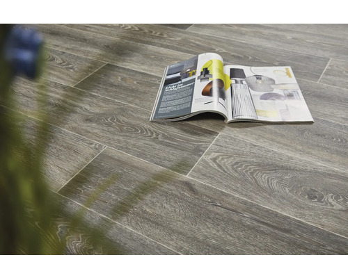 Verlegtes Laminat mit Holzoptik und Zeitschrift