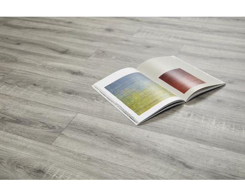 Plancher en bois clair avec livre ouvert