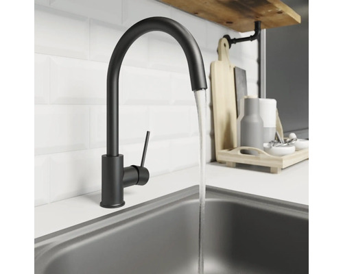 Robinet de cuisine avec de l''eau qui coule dans un évier