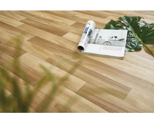 Verlegtes Laminat mit Holzdekor, einer Zeitschrift und einem Blatt