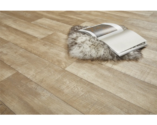 Vinylboden in Holzoptik mit Buch auf einem Teppich