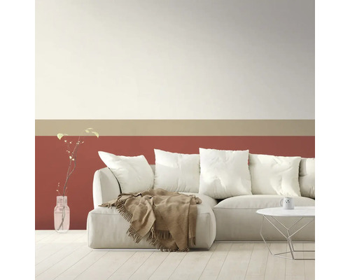 Séjour avec canapé, table et décoration murale