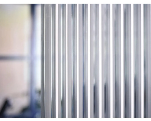 Gros plan sur les profilés verticaux de paroi de douche