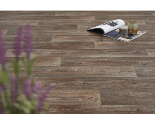 Sol vinyle marron avec motif bois et magazine