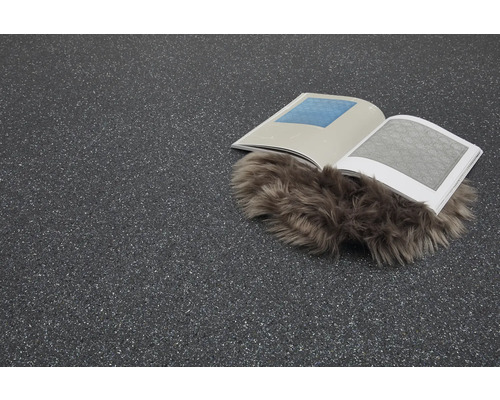 Dekorativer Boden mit offenem Buch und Fellteppich