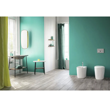 Salle de bain avec lavabo, miroir, bidet et toilettes