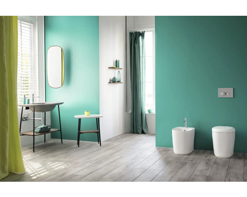 Salle de bain avec lavabo, miroir, bidet et toilettes