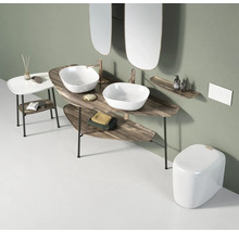 Modernes Badezimmer mit Doppelwaschtisch, Spiegeln, Beistelltisch und Toilette.