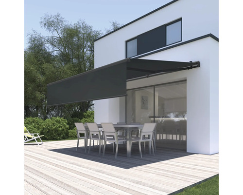 Terrasse avec store et groupe de table devant une maison moderne