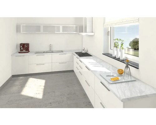 Cuisine claire avec placards intégrés modernes, évier, plaque de cuisson et plan de travail